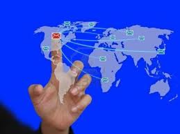 Yeni güç kaynağı çok az kişinin elinde olan para değil, çoğu insanın elinde olan bilgidir.